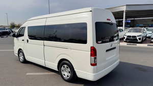 Minibús Toyota Hiace 2017 con Volante a la Izquierda, Fuente de Energía Híbrida y 3 Años de Garantía en Venta con Descuento - Product Image 6