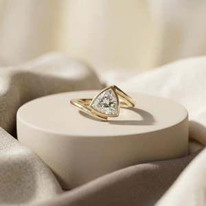 Anillo Moderno de Oro Sólido de 14K con Diamante Cultivado en Laboratorio de 2.01CT con Corte Trillón y Banda Cruzada, Regalo Fino para Fiesta de Compromiso para Novias - Product Image 3