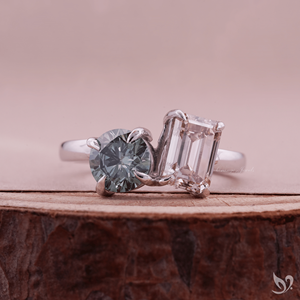 Bague de fiançailles Toi et Moi en diamant vert cultivé en laboratoire, émeraude et taille ronde, deux pierres, design inspiré de la dualité, prête à être expédiée - Product Image 1