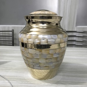 Urnes funéraires en laiton de haute qualité avec incrustation de nacre pour cendres humaines, urnes artisanales en laiton avec incrustation de MOP, fabriquées en Inde - Product Image 1