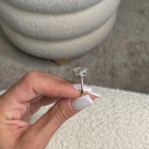 Bague de fiançailles pour femme avec diamant de laboratoire ovale de 5,70 carats |   Solitaire de luxe plaqué or 18 carats |   pour les articles certifiés tendance et raffinés - Product Image 6