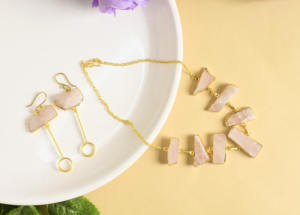 Collar de cadena con eslabones de cuarzo rosa natural hecho a mano para mujer, chapado en oro, estilo lindo con detalles rosados sutiles. - Product Image 2