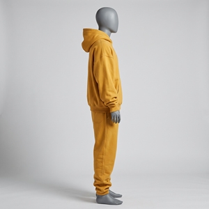 Ensemble de survêtement oversize jaune moutarde pour homme, comprenant un sweat à capuche noir avec lettres en relief et un pantalon de survêtement à jambes larges, en molleton - Product Image 3