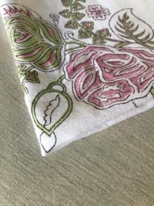 ผ้าฝ้ายพิมพ์ลายด้วยมือ – ลายดอกกุหลาบวินเทจ |   สีชมพูและสีเขียว |   สิ่งทอทำมือจากอินเดีย - Product Image 4
