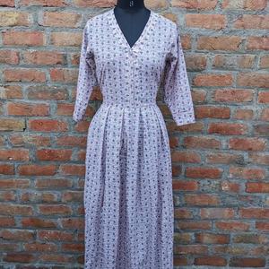 Vestido largo informal de algodón indio con estampado a mano y bordado floral, cuello en V y manga larga para mujer. - Product Image 1