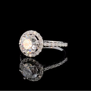 แหวนหมั้นเพชรทรงกลม 1.70 กะรัต ผลิตในห้องปฏิบัติการ ตัวเรือนทองคำแท้ 14K ประดับเพชรแบบ Halo - Product Image 2