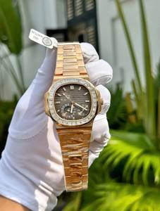 Reloj de lujo personalizado con diamantes de moissanita, esfera con números romanos, estilo bust down con diamantes baguette, precio al por mayor, reloj para hombre - Product Image 4