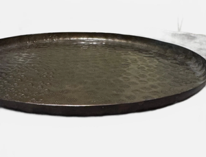 Bandeja de Metal Martillado Ember, Bandeja con Hoyuelos Obsidian, Plato Forjado a Mano Eclipse, Bandeja Decorativa Kuro Martillada, Forge & Hearth Antique - Product Image 2