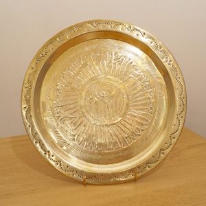 Plateau rond en métal doré à finition antique, motif floral, pour service, vaisselle de mariage, centre de table décoratif pour hôtel et maison - Product Image 2