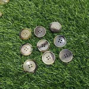 Bouton artisanal en véritable corne de bœuf, brun naturel, fait main, pour couture, au meilleur prix - Product Image 1