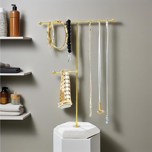 ขาตั้งโชว์เครื่องประดับแบบสองแขน ดีไซน์เรียบหรู พร้อมแท่งยกสูงสำหรับวางสร้อยคอและกำไลข้อมือ ฐานแข็งแรง ทันสมัย เหมาะสำหรับจัดระเบียบบนโต๊ะเครื่องแป้ง - Product Image 1