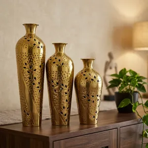 Dale a tu hogar un encanto real y una elegancia artística con este juego de 3 jarrones dorados de latón con diseño de celosía perforada. - Product Image 4
