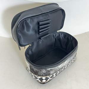 Sac à cosmétiques de luxe personnalisé en cuir à carreaux fait à la main avec fermeture éclair, sac à maquillage en cuir de vache véritable pour femmes - Product Image 6
