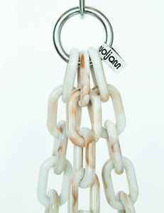 Sculpture suspendue au plafond en chaîne de résine beige, décoration à boucles entrelacées, décoration moderne pour salon, installation personnalisée - Product Image 3