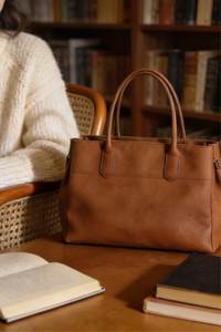 Sac fourre-tout moderne en cuir pour le quotidien - Product Image 3