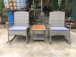 PG2025เซ็ตเฟอร์นิเจอร์กลางแจ้งดีไซน์ทันสมัยเก้าอี้โยกสูง2โต๊ะ1โต๊ะหวายห้องนั่งเล่นลานกว้าง - Product Image 2