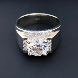 Bague de fiançailles classique unisexe Tishya en argent 925 avec moissanite de luxe taille brillant ronde et sertissage à griffes - Product Image 2