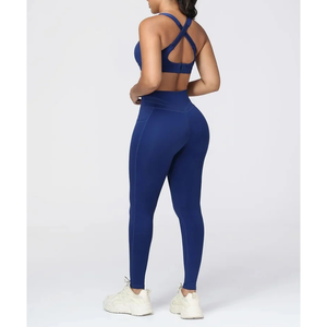 Ensemble de yoga 2 pièces pour femme : Leggings taille haute froncés à dos en V et soutien-gorge de sport à maintien élevé avec bretelles réglables et poches - Product Image 2