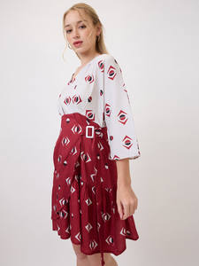 Vestido midi acampanado con estampado geométrico rojo, cuello en V, manga tres cuartos acampanada, dobladillo acampanado, tela georgette, cintura natural, ecológico. - Product Image 3