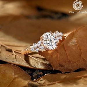Bague de fiançailles classique pour femme Charm Jewells en argent plaqué or 18 carats avec moissanite taille coussin et trois pierres serties à griffes, 3 grammes, IGI - Product Image 2