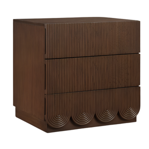 Commode de chevet en teck massif avec trois tiroirs à nervures et détails artisanaux en arche concentrique - Product Image 1