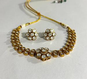 Ensemble collier choker plaqué or avec design floral Polki et boucles d'oreilles assorties, bijoux de mariage indiens pour mariée - Product Image 5