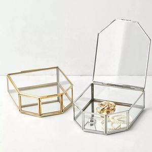 Caja de plata organizadora de almacenamiento de mini accesorios y joyería de latón y cristal con forma única de lujo moderno - Product Image 1