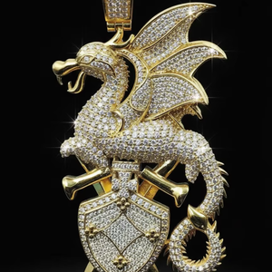 Pendentif Dragon et Bouclier Médiévaux Personnalisés Sertis de Diamants Micro-Pavés, Fabriqués à la Main en Or Jaune 14K avec Ornements Détaillés - Product Image 1