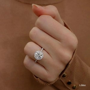 แหวนหมั้นแบบฮาโล ประดับเพชรด้านข้าง ทอง 14K เพชรทรงกลม 1.5 กะรัต เพชรเลี้ยงในห้องปฏิบัติการ เครื่องประดับชั้นดี สง่างามเหนือกาลเวลา - Product Image 4