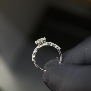 แหวนหมั้นเพชรทรงกลมและทรงมาร์คีส์ น้ำหนักรวม 1.80 กะรัต แหวนทองคำ 14K ประดับเพชรเม็ดเดี่ยวพร้อมเพชรข้างๆ สำหรับผู้หญิง - Product Image 5