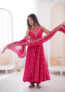 Vestido de seda romana con diseño de lentejuelas y bordados, con falda y conjunto de dupatta. - Product Image 3
