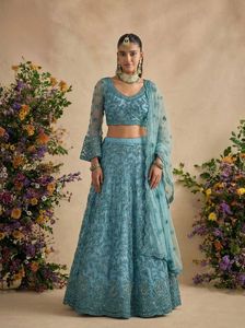Lehenga Choli de mariée avec broderie Zardosi et motif papillon en résille pour fiançailles, Diwali et soirées de gala - Product Image 4