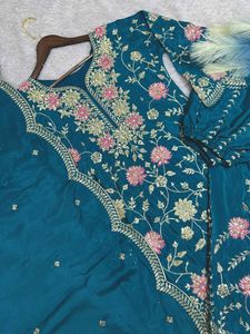 Ensemble prêt-à-porter en soie Chinon avec broderie et travail de fils magnifiques, comprenant un haut, un pantalon Plazzo et une dupatta, entièrement cousu. - Product Image 5