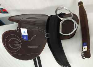 Sillín de Equitación Sintético Race Time, Juego Completo, Estilo Ecuestre Inglés, Estructura Irrompible, Todos los Colores y Tamaños - Product Image 4