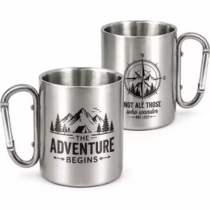 Mug de camping en laiton avec poignée mousqueton pour l'aventure en plein air, tasse à café personnalisable avec logo imprimé – Vente en gros - Product Image 1