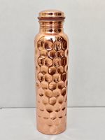 Bouteille d'eau en cuivre de qualité supérieure avec couvercle anti-fuite et design artistique métallique traditionnel pour l'hydratation quotidienne, les cadeaux et l'utilisation en salon