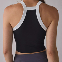 Atasan pendek olahraga wanita model crop top, warna hitam putih dengan detail kontras, logo custom di bagian depan, ramah lingkungan, bernapas, potongan ramping, cocok untuk musim panas.