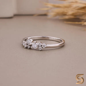 Elegante Anillo de Banda con Moissanita y Diamantes Redondos EF VS, Diseño Minimalista, Perfecto para Bodas - Product Image 3