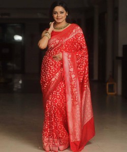 Sari de Seda Roja con Estampado Floral Blanco, Traje Tradicional Indio para Bodas, Sari Largo Hasta el Suelo Estilo Banarasi para Mujer - Product Image 2