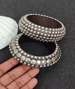 Brazaletes de Madera de Sheesham Hechos a Mano de Primera Calidad de Uttar Pradesh, Estilo Indo Occidental con Dijes de Latón Especiales y Larga Duración - Product Image 4