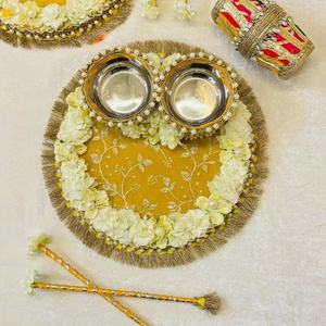 Elegante Juego de Thali para Pooja con Adornos Florales, Dos Porta Kumkum, Borde de Perlas y Detalles de Borlas, Thali Artesanal para Rituales Festivos - Product Image 1