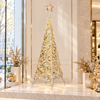 Sapin de Noël autoportant pré-éclairé avec revêtement chromé et pieds en forme d'arche pour la décoration de hall d'hôtel en période des fêtes