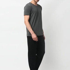 Ensemble pyjama pour homme en coton 100% respirant et léger, t-shirt à manches courtes à col rond gris et pantalon long noir décontracté - Product Image 4