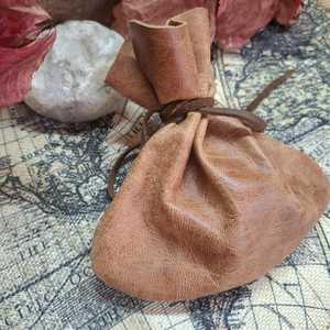 Bolsa de cuero hecha a mano con cordón, color marrón, forma irregular, bolsa portátil para monedas, artesanía natural - Product Image 3