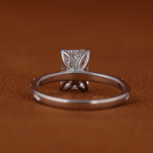 Anillo de Compromiso con Diamante Cultivado en Laboratorio VVS Personalizado, Certificado por IGI, Oro Sólido de 14K, Corte Esmeralda HPHT, Estilo Clásico con Engaste de Puntas - Product Image 2