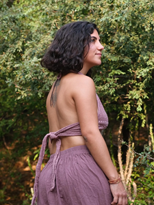 Haut court en crochet fait main à col halter, style bohème chic, tricoté, pour l'été, vêtement de plage pour femme, en coton, sans manches, motif géométrique. - Product Image 1