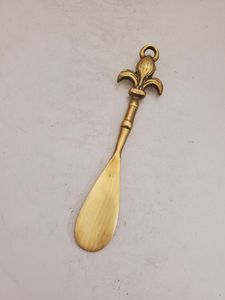 Chausse-pied élégant en laiton poli, robuste, idéal pour les bottes, les baskets, les chaussures habillées et l'usage quotidien. - Product Image 2
