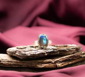 Anillo Rectangular de Labradorita con Filigrana Gótica y Destello Azul, Anillo de Plata Hecho a Mano, Regalo para Ella - Product Image 4