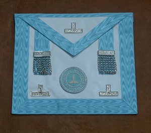 Delantal Masónico para Maestro Ceremonial (MC) y Antiguo Maestro Ceremonial con 3 Borlas/Bolas Plateadas - Product Image 2