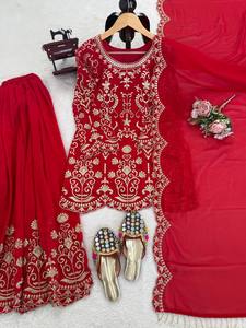 Ensemble Sharara Rouge Lourdement Brodé avec Dupatta et Dentelle Florale – Tenue de Mariage et de Fête pour Femme - Product Image 5